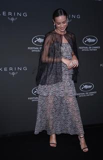 Brie Larson feet photo thumbnail