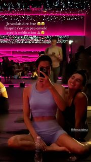 Iris Mittenaere feet photo thumbnail