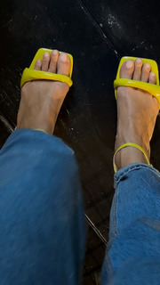 Gal Gadot feet photo thumbnail
