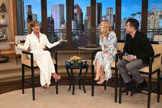 Kelly Ripa feet photo thumbnail
