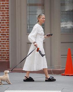 Naomi Watts feet photo thumbnail