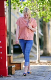 Dakota Fanning feet photo thumbnail