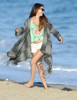Selena Gomez feet photo thumbnail