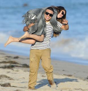 Selena Gomez feet photo thumbnail
