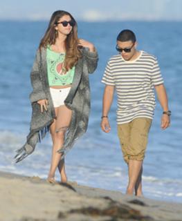 Selena Gomez feet photo thumbnail