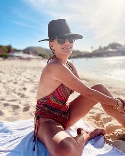 Daisy Fuentes feet photo thumbnail
