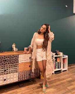 Anushka Sen feet photo thumbnail