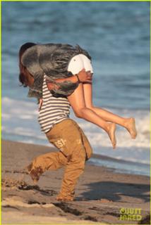 Selena Gomez feet photo thumbnail