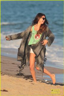 Selena Gomez feet photo thumbnail