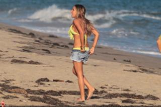 Ashley Tisdale feet photo thumbnail