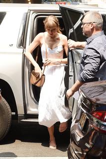 Taylor Swift feet photo thumbnail