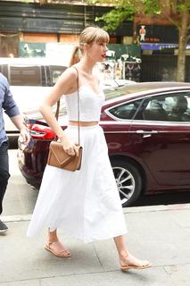 Taylor Swift feet photo thumbnail