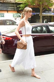 Taylor Swift feet photo thumbnail