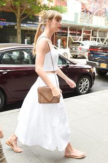 Taylor Swift feet photo thumbnail