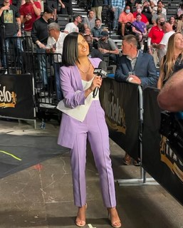 Megan Olivi feet photo thumbnail