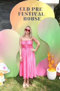 Emily Osment feet photo thumbnail