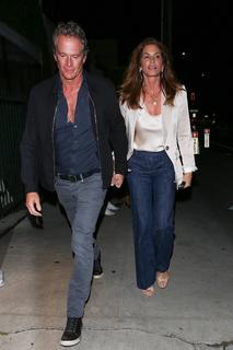 Cindy Crawford feet photo thumbnail