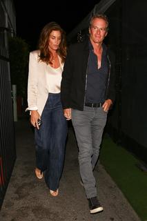 Cindy Crawford feet photo thumbnail