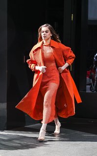 Hailee Steinfeld feet photo thumbnail