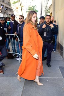 Hailee Steinfeld feet photo thumbnail