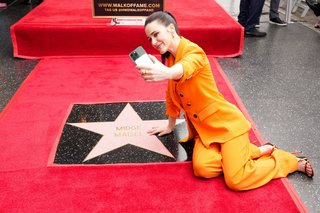 Rachel Brosnahan feet photo thumbnail