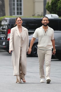 Chrissy Teigen feet photo thumbnail