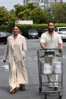 Chrissy Teigen feet photo thumbnail
