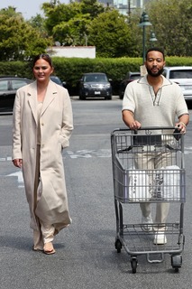 Chrissy Teigen feet photo thumbnail