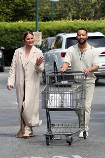 Chrissy Teigen feet photo thumbnail