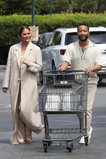 Chrissy Teigen feet photo thumbnail