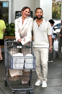 Chrissy Teigen feet photo thumbnail