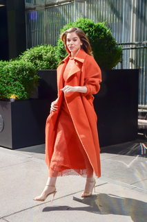 Hailee Steinfeld feet photo thumbnail