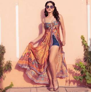 Sunny Leone feet photo thumbnail