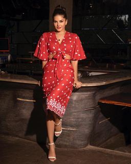 Sunny Leone feet photo thumbnail