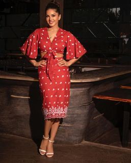 Sunny Leone feet photo thumbnail