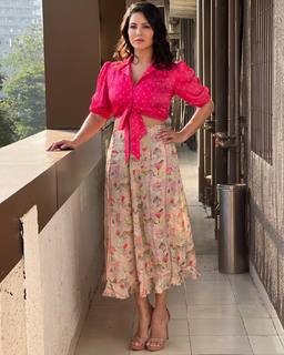 Sunny Leone feet photo thumbnail