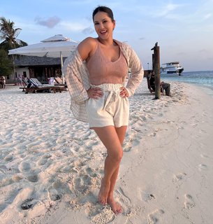 Sunny Leone feet photo thumbnail