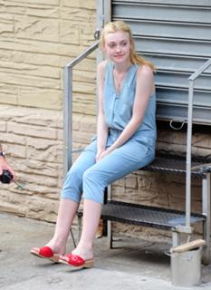 Dakota Fanning feet photo thumbnail