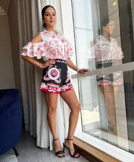 Sunny Leone feet photo thumbnail