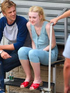 Dakota Fanning feet photo thumbnail