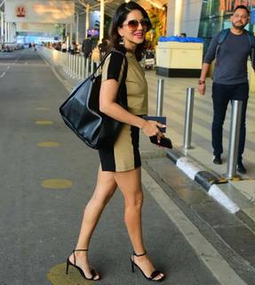 Sunny Leone feet photo thumbnail