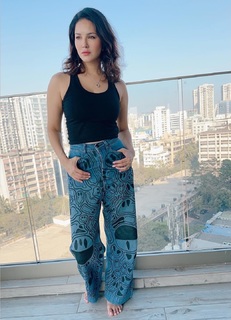 Sunny Leone feet photo thumbnail