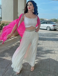 Sunny Leone feet photo thumbnail
