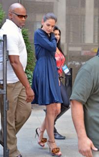 Katie Holmes feet photo thumbnail