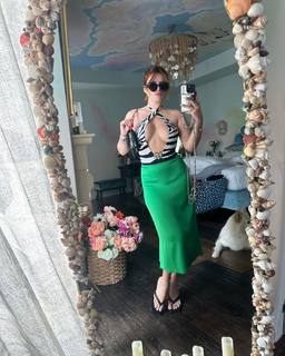 Bella Thorne feet photo thumbnail