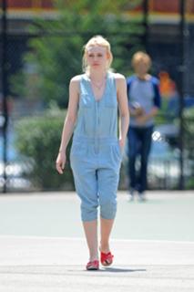 Dakota Fanning feet photo thumbnail