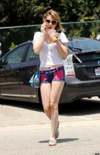 Emma Roberts feet photo thumbnail