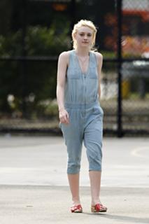 Dakota Fanning feet photo thumbnail