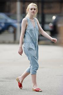 Dakota Fanning feet photo thumbnail
