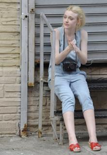 Dakota Fanning feet photo thumbnail